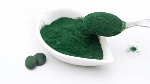 Aus der Mikroalge Chlorella wird grünes Pulver hergestellt. (Foto: AdobeStock/ajcespedes)