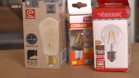 Verschiedene LED-Lampen sind in Verpackungen verpackt. Auf ihnen ist die Lebensdauer der Lampen angegeben. (Foto: SWR)