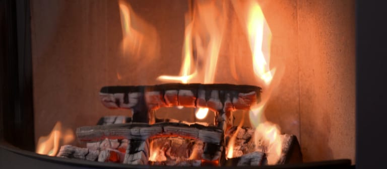 Brennende Holzbalken in einem Kamin: Das Feuer schlägt hohe Flammen. (Foto: SWR)