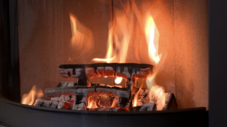 Brennende Holzbalken in einem Kamin: Das Feuer schlägt hohe Flammen. (Foto: SWR)