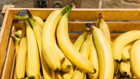 Zu sehen sind reife Bananen in einem Holz-Korb (Foto: Colourbox)