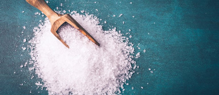 Zu sehen ist ein Löffel überhäuft mit Salz. (Foto: SWR)