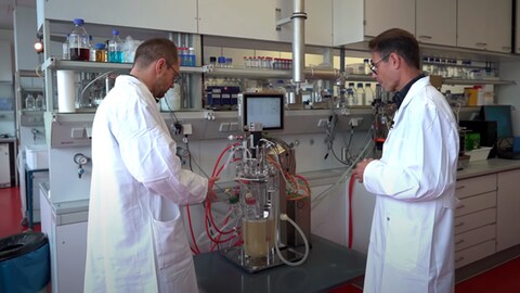 Ökochecker Tobi schaut sich die mikrobielle Labherstellung für Käse in einer Art Reagenzglas im Labor an. (Foto: SWR)