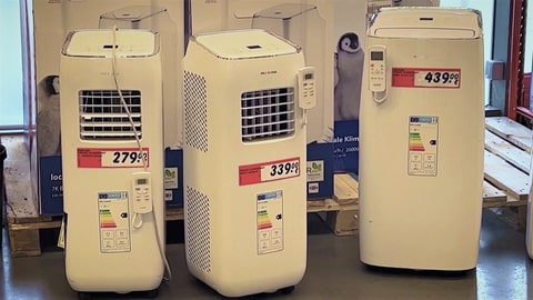 In einem Elektronikmarkt stehen drei mobile Klimaanlagen, sogenannte Monoblocks zum verkauft. Die Preisschilder zeigen, dass die drei Klimageräte zwischen 280 und 430 Euro kosten. (Foto: SWR)