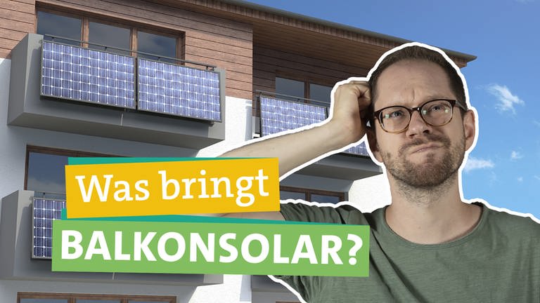 Im Hintergund sind zwei  Solarmodule an einem Balkon zu sehen, die ein Balkonkraftwerk bilden. Rechts im Bild greift sich Tobi nachdenklich an den Kopf. Links steht der Titel gelb und grün unterlegt: Was bringt Balkonsolar? (Foto: SWR)