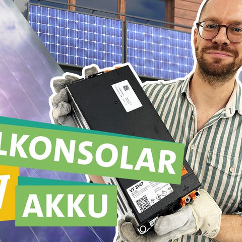 Ökochecker-Host Tobi Koch hält ein Solarpanel in der Hand (Foto: SWR)