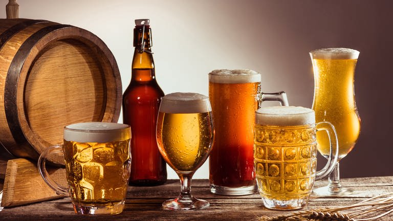 Eine Auswahl an Bieren steht aufgereheit auf einem Tisch.