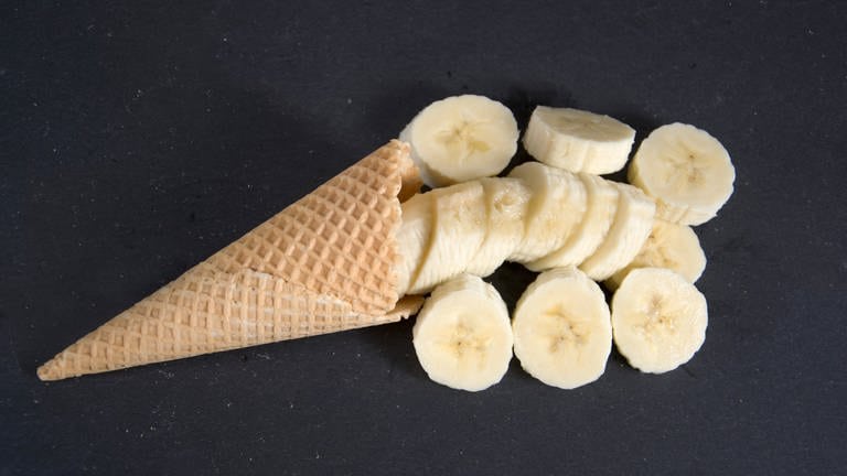 Eiswaffle mit geschnittener Banane. (Foto: Colourbox)