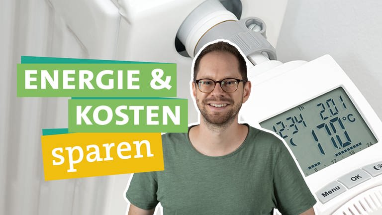 So kann man Energie und Heizkosten sparen. Ökochecker Tobias Koch in der Bildmitte schaut lachend in die Kamera. Links von ihm steht unterlegt von farbigen Bändern "Energie &" "Kosten" "sparen". Im Hintergrund erkennt man in Nahaufnahme ein elektronisches Thermostatventil an einem Heizkörper. (Foto: SWR)