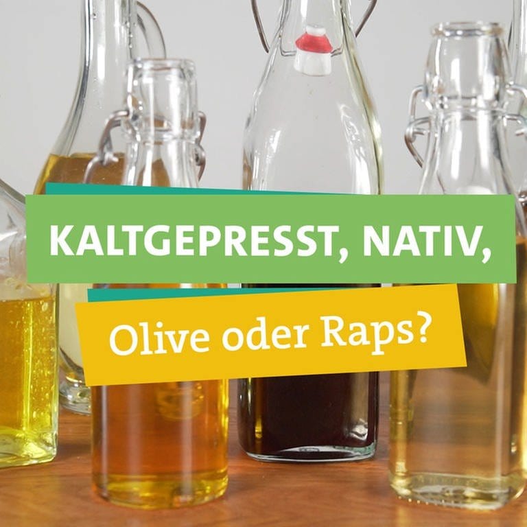 Wie gesund und nachhaltig ist Öl? Ökochecker Panagiotis Fotiadis in der rechten Bildhälfte lächelt in die Kamera und hält zwei gläserne und eine Plastikflasche gefüllt mit Öl in den Händen. Links im Vordergrund steht die Überschrift, jeweils unterlegt von grünen und gelben Bändern "KALTGEPRESST, NATIV" "Olive oder Raps?". Im Hintergrund erkennt man Glasflaschen, welche mit verschiedenen Ölsorten gefüllt sind. (Foto: SWR)
