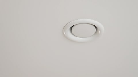 Weißer, runder Lüftungsschacht an Badezimmer-Decke. (Foto: SWR)