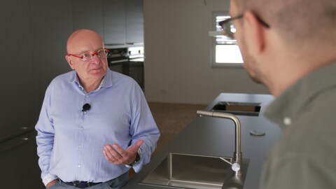 Architekt und Baustatiker Adolf Sommer mit roter Brille im Gespräch mit dem SWR. (Foto: SWR)