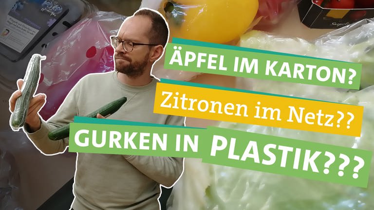 Verpackungsmüll bei Obst und Gemüse - Gibt es nachhaltige Alternativen? Ökochecker Tobias Koch steht in der linken Bildhälfte. In der linken Hand hält er eine in Plastik verpackte Gurke. In der rechten Hand hält er eine Gurke ohne Verpackung. Er schaut fragend zu den Gurken. Rechts im Bild steht die Überschrift, jeweils unterlegt von grünen und gelben Bändern "ÄPFEL IM KARTON?", "Zitronen im Netz??" und "GURKEN IN PLASTIK???". Im Hintergrund erkennt man in Plastik verpackte Lebensmittel.