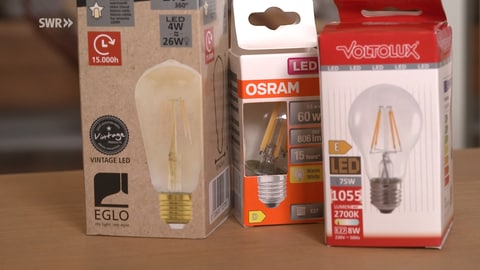 Verschiedene LED-Lampen sind in Verpackungen verpackt. Auf ihnen ist die Lebensdauer der Lampen angegeben. (Foto: SWR)