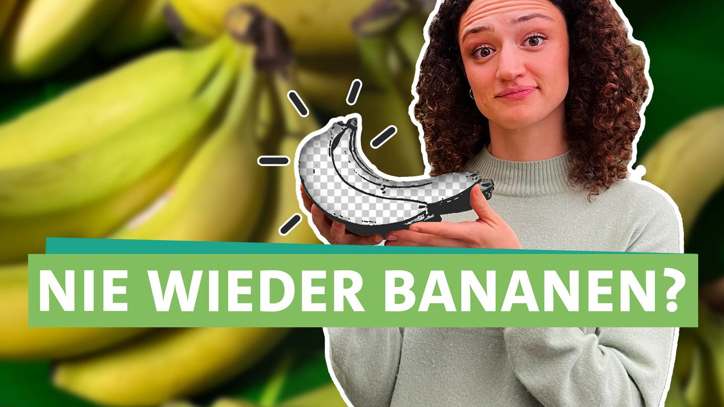Ökocheckerin Maral Bazargani fragt sich, ob wir Bananen auch noch zukünftig im Supermarkt finden, und wie wir sie heute schon nachhaltiger kaufen können. Ökocheckerin Maral Bazargani rechts im Bild schaut in die Kamera. Sie hält ein Bund Bananen in den Händen, welches durch Bildbearbeitung grau-weiß kariert ist. Im Vordergrund steht die Überschrift, unterlegt von grünen Bändern 