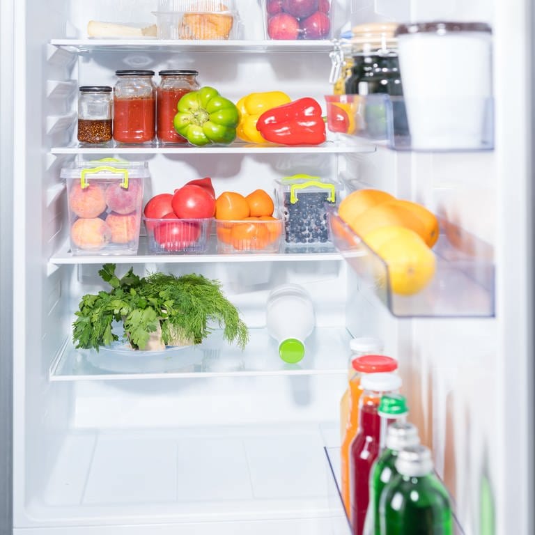 Zu sehen ist ein offener Kühlschrank, gefüllt mit Obst und Gemüse.