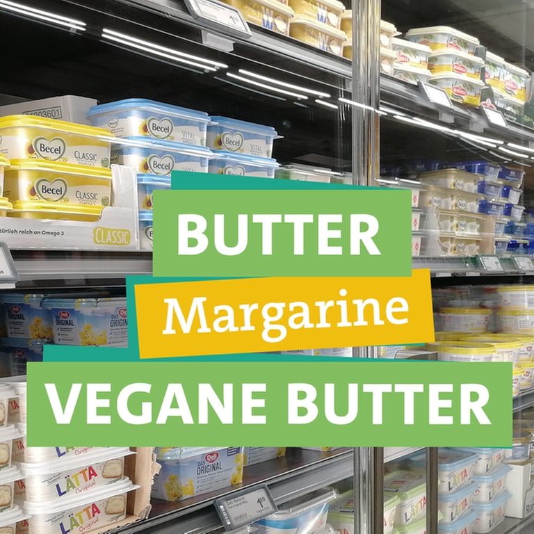 Ökochecker Tobias Koch fragt sich was die beste Wahl ist Butter, Margarine oder vegane Butter. Er fasst sich fragend an den Kopf. In der rechten Bildhälfte steht "Butter", "Margarine" und "Vegane Butter". Im Hintergrund ist ein mit verschiedenen Buttern und Butteralternativen gefülltes Kühlregal.