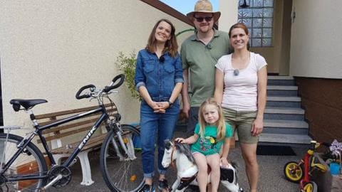 Familie Rothfuß mit Töchterchen steht mit Eva Röder vor ihrem Haus (Foto: SWR, SWR -)