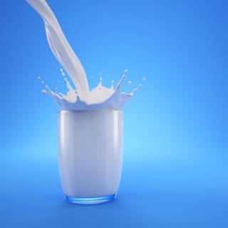 Milch wird in ein Trinkglas geschüttet (Foto: imago images, Imago)