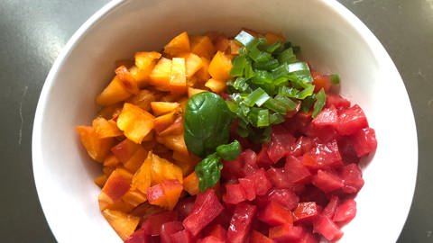 Schale mit Tomatenstücken, Aprikosenstücken und klein geschnittener, grüner Chili (Foto: SWR, Sabine Schütze)