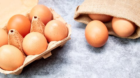 Eier in einem Karton und einem Jutesack (Foto: imago images, Imago)