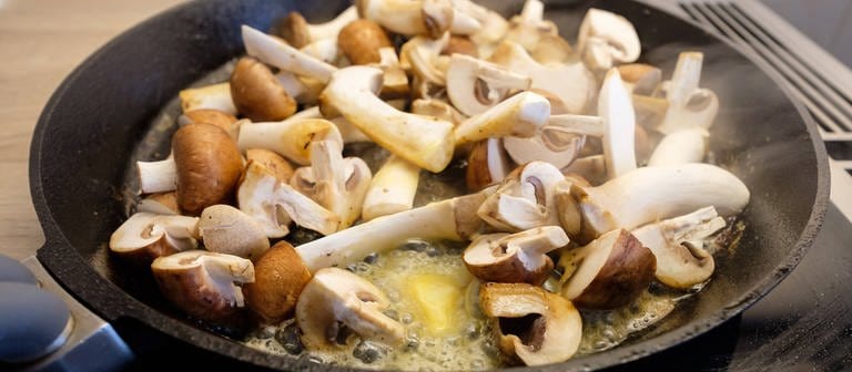 Pilze in einer Pfanne mit einem schmelzenden Stück Butter (Foto: IMAGO, Sabine isst)