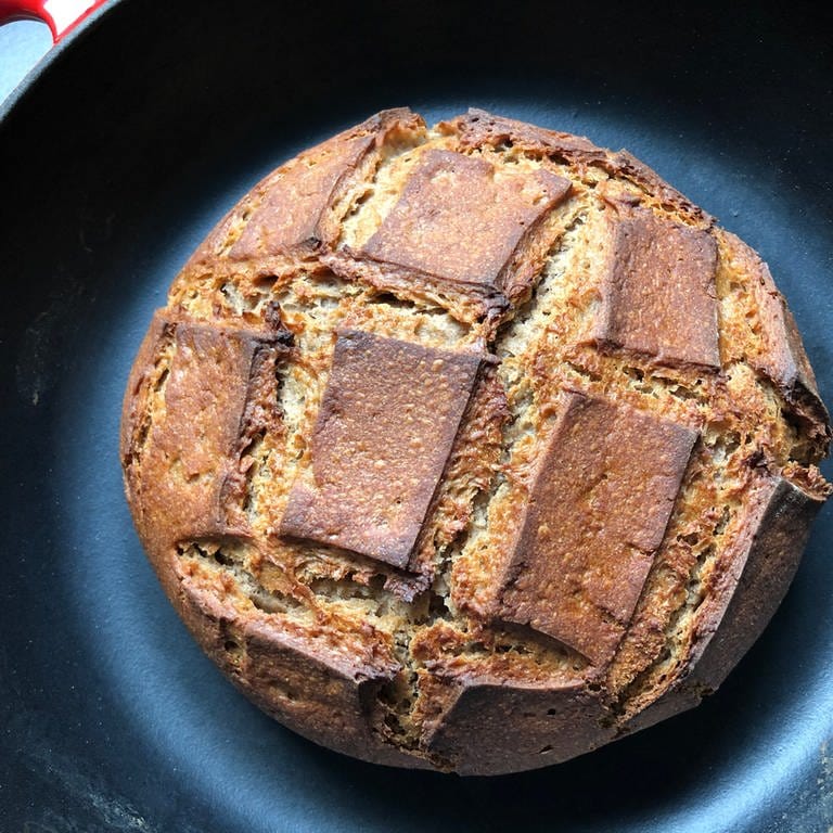 Rundes, frisch gebackenes Brot