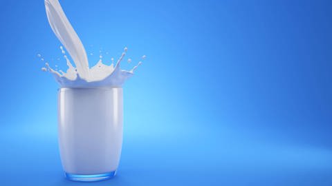 Milch wird in ein Trinkglas geschüttet (Foto: IMAGO, Imago)