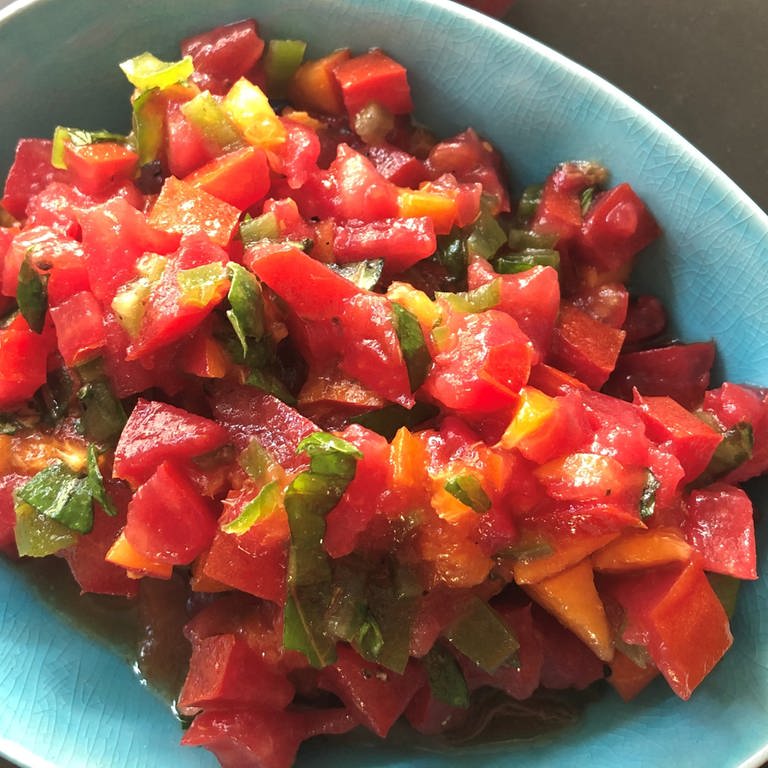 Eine Schale mit Aprikosen-Tomaten-Salsa (Foto: SWR, Sabine Schütze)