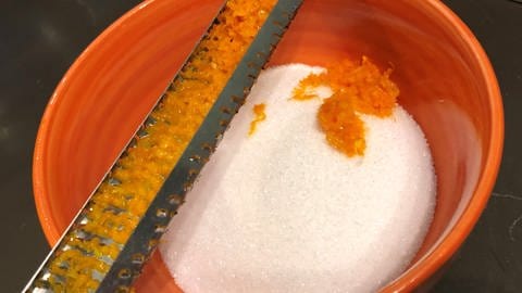 Zucker in einer Schale und frisch abgeriebene Orangenschale (Foto: SWR, Sabine Schütze)