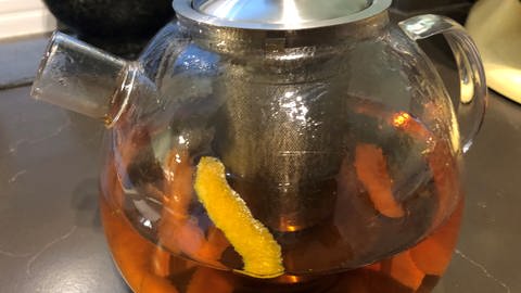 Orangeschalen in einer Teekanne mit schwarzem Tee (Foto: SWR, Sabine Schütze)