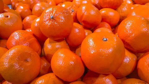 Ein Haufen Orangen im Supermamrkt (Foto: IMAGO, YAY Images)