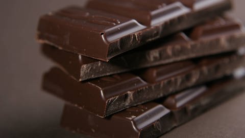 Mehrere Rippen dunkler Schokolade gestapelt (Foto: IMAGO, Imago)
