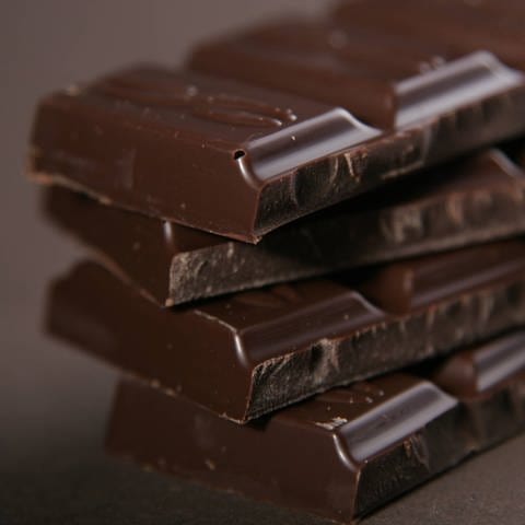 Mehrere Rippen dunkler Schokolade gestapelt (Foto: IMAGO, Imago)
