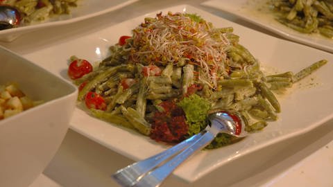 Sprossen im Salat (Foto: IMAGO, imagebroker/WhiteStar)