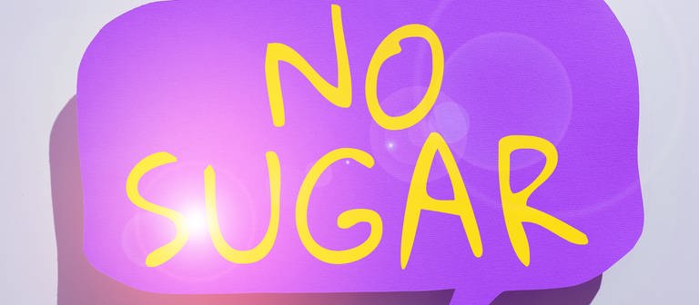 In einer lila Sprechblase steht "No Sugar": Fasten mit einem totalen Zuckerverbot nutzt nur kurzzeitig. Wer aber stufenweise auf Süßigkeiten verzichtet und sich aufs Positive konzentriert, hat bessere Erfolge. So läuft das. (Foto: IMAGO, Panthermedia)
