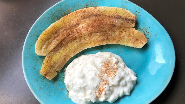 Warme Bananen mit proteinreichem Hüttenkäse als leckere Nascherei (Foto: SWR, Sabine Schütze)