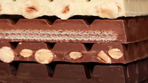 Verschiedene Tafeln Schokolade übereinander (Foto: IMAGO, shotshop)