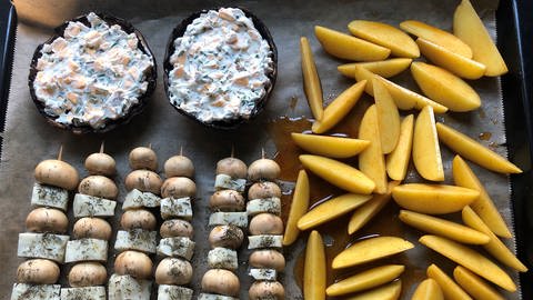 Pilze statt auf dem Grill zusammen mit Kartoffelspalten auf einem Backblech. (Foto: SWR, Sabine Schütze)