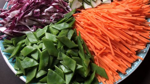 Unterschiedlich geschnittenes Gemüse auf einem Teller: Süßkartoffel-Stifte, Zucchini-Dreiecke, Radicchio-Streifen (Foto: SWR, Sabine Schütze)