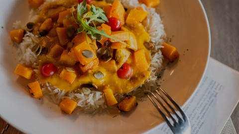 Ein Süßkartoffel-Curry geht immer, egal ob mit oder ohne Korianderkraut (Foto: IMAGO, Wirestock)