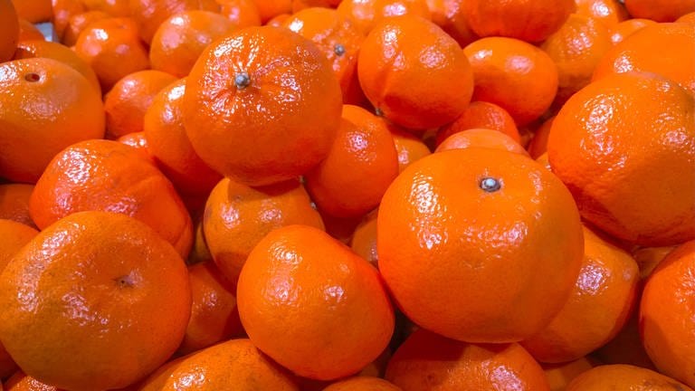 Ein Haufen Orangen im Supermamrkt