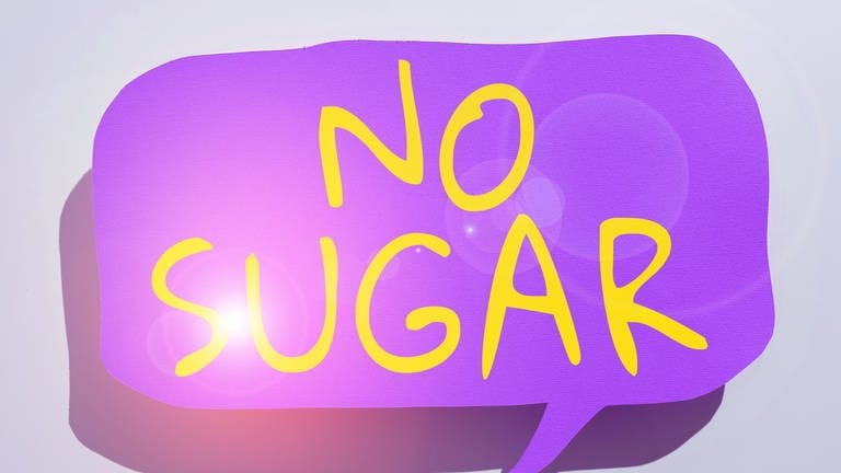 In einer lila Sprechblase steht "No Sugar": Fasten mit einem totalen Zuckerverbot nutzt nur kurzzeitig. Wer aber stufenweise auf Süßigkeiten verzichtet und sich aufs Positive konzentriert, hat bessere Erfolge. So läuft das. (Foto: IMAGO, Panthermedia)