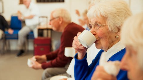 Seniorin auf Kaffeefahrt (Foto: Colourbox)
