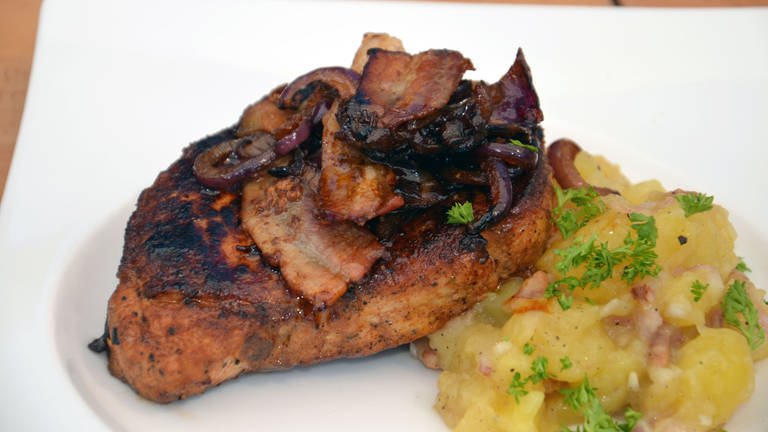 Hunsrücker Steak und Kartoffelsalat (Foto: SWR)