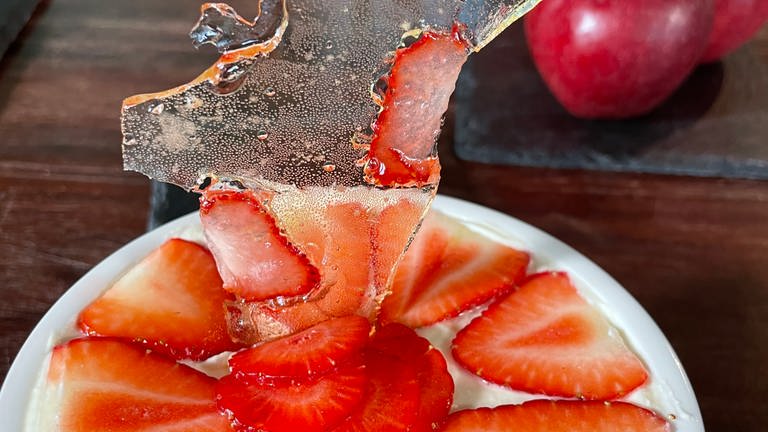 Erdbeer Tiramisu mit Glas-Segel (Foto: SWR)