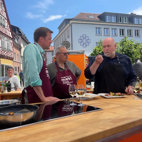Jens Hübschen (l.), Frank Brunswig, Koch-Gast auf dem Markt in Alzey (Foto: SWR)