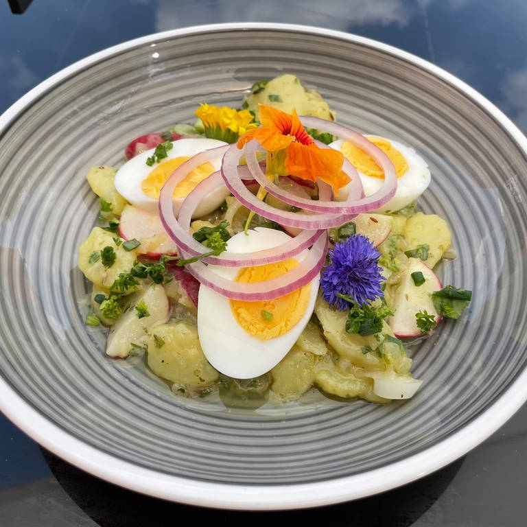 Kartoffelsalat mit Blüten