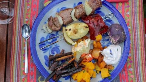 Rinderfilet-Spieß mit Kartoffeln, buntem Gemüse und Dip (Foto: SWR, SWR/megaherz - Anne Deiss)