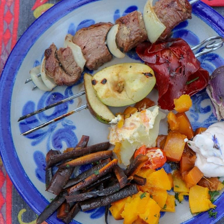 Rinderfilet-Spieß mit Kartoffeln, buntem Gemüse und Dip (Foto: SWR, SWR/megaherz - Anne Deiss)